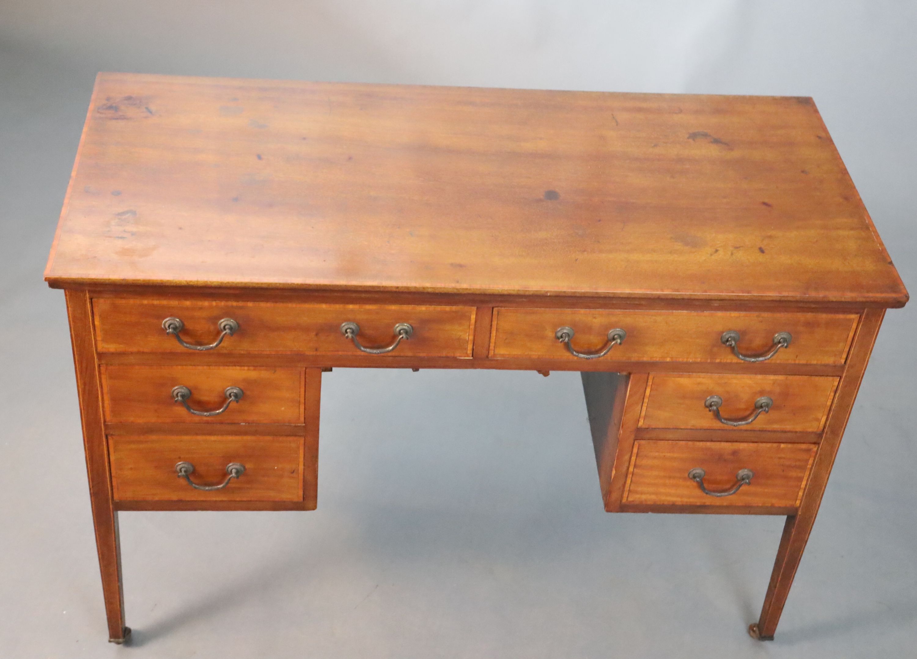 An Edwardian satinwood banded mahogany dressing table, W. 115cm D.82.5cm H.79cm